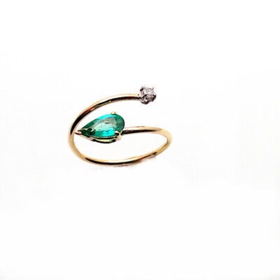 anello con smeraldo in oro