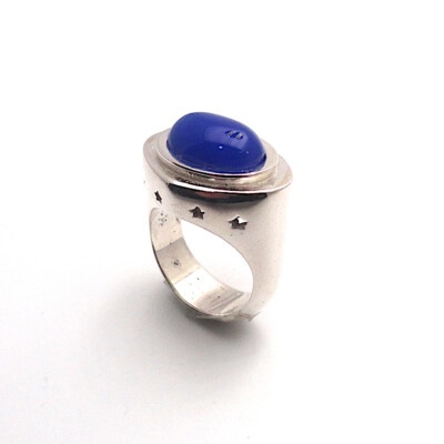 anello con pietra blu a cabochon